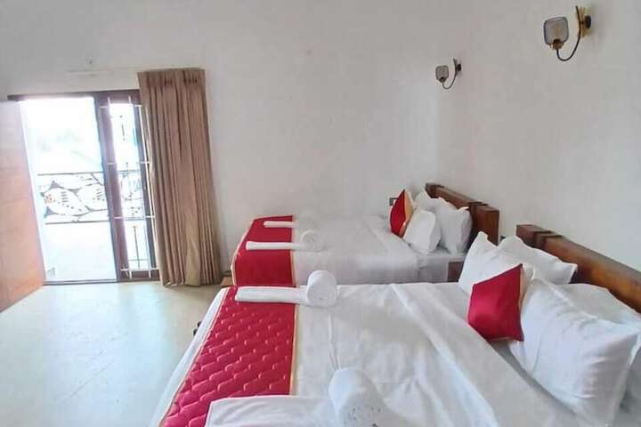 Room 6 of 10