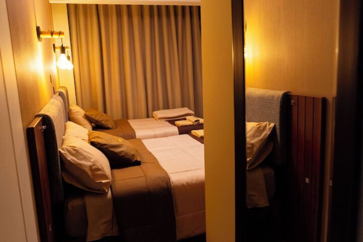 Room 9 of 37