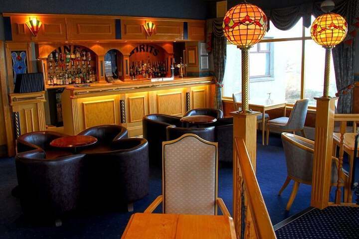 Lounge 6 of 8