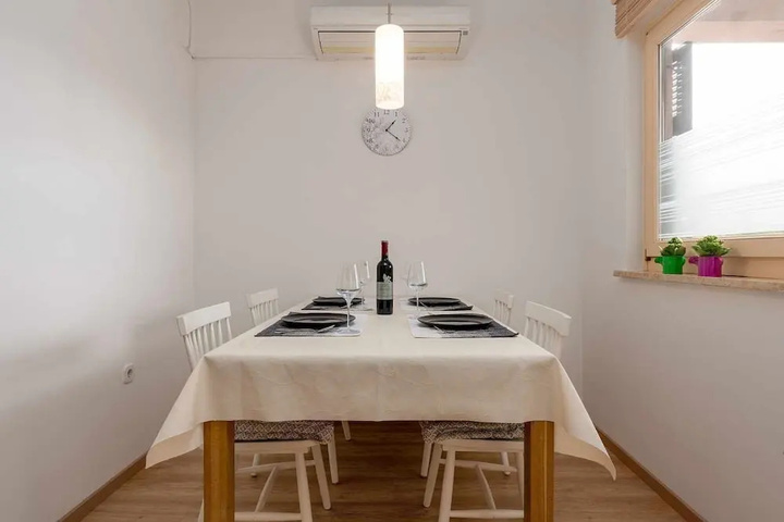 Dining 14 of 19