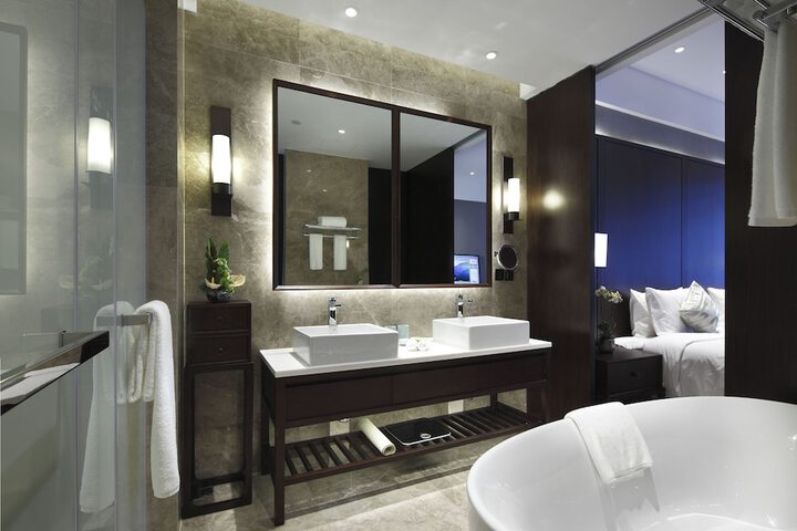 Room 32 of 46