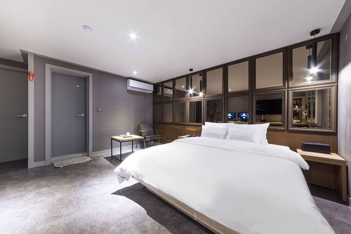Room 26 of 38