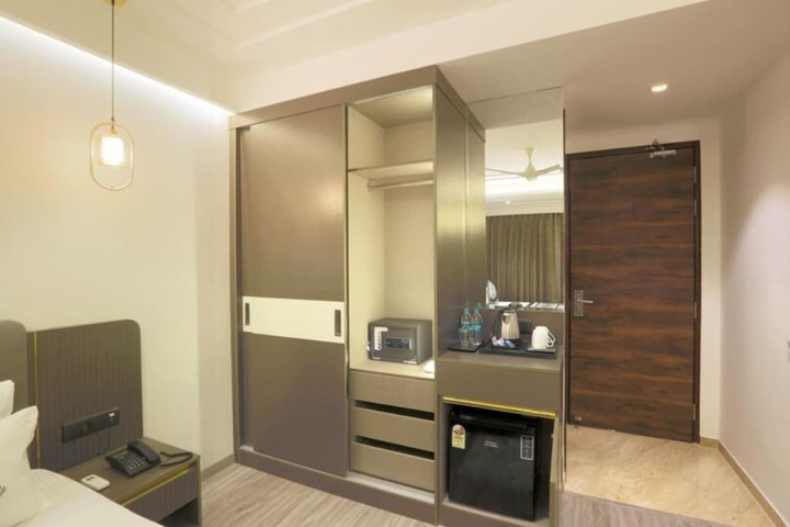 Room 13 of 30