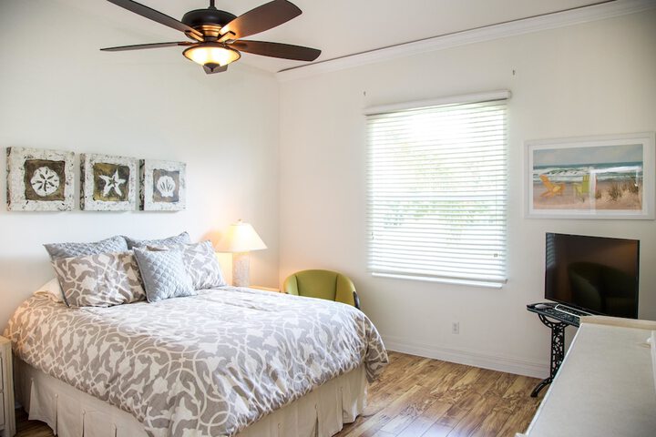 Room 4 of 16