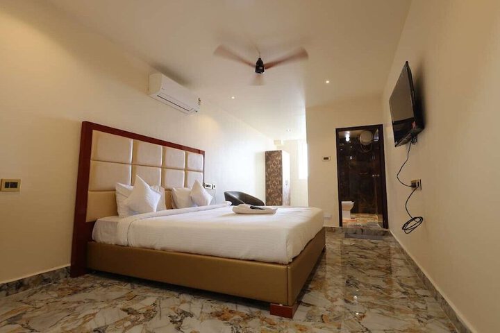 Room 9 of 13