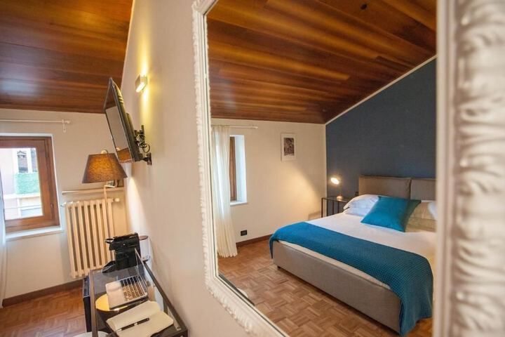 Room 9 of 27