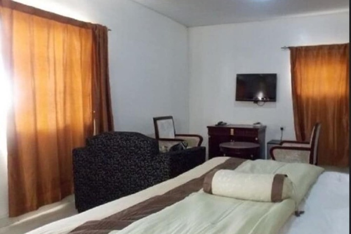 Room 6 of 14