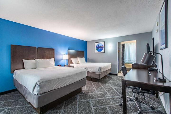 2 Queen Beds Executive Room Living Room Wet Bar Microwave and Refrigerator Bath and Shower Full Breakfast (18 of 34)