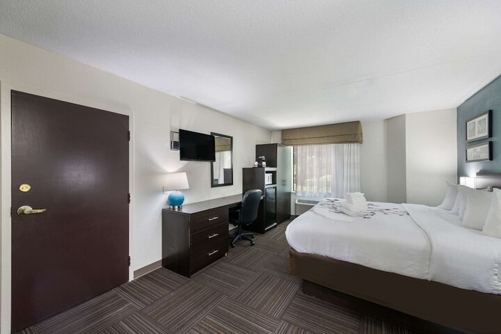 Queen Bed Accessible (22 of 22)