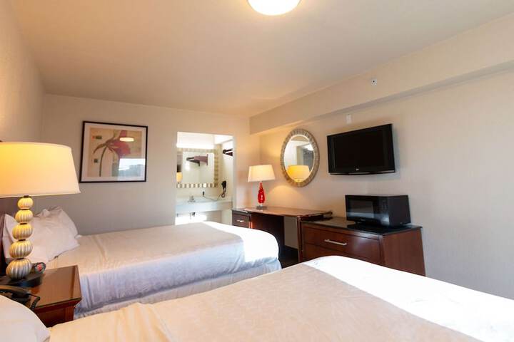 1 Queen Bed (3 of 10)