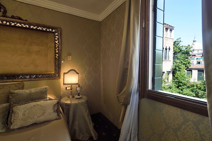 Room 83 of 122
