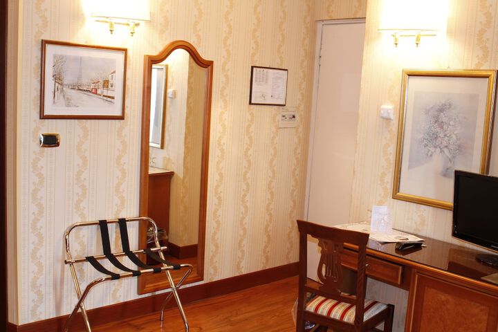 Room 32 of 45