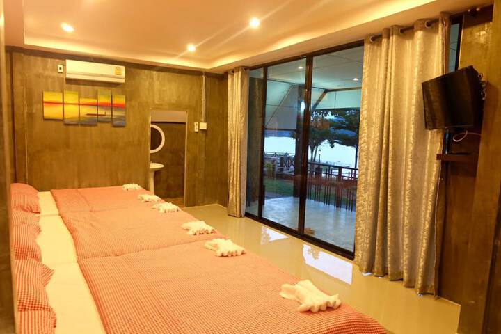 Room 2 of 28