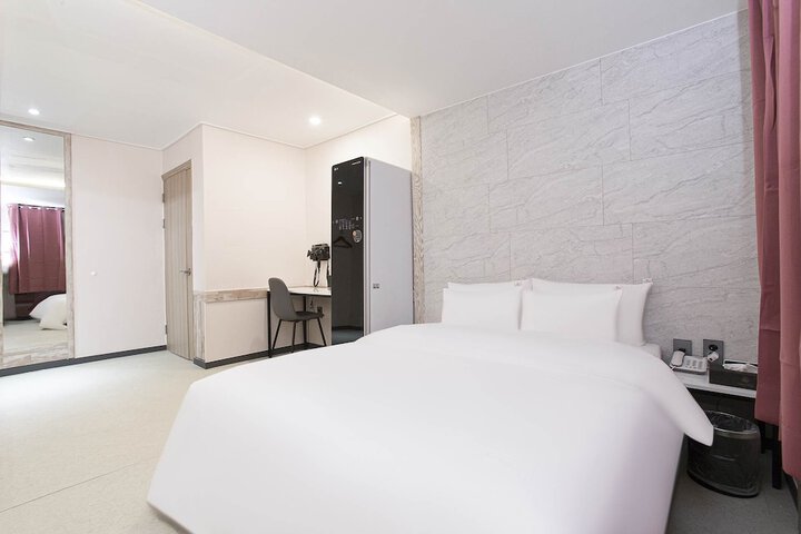 Room 16 of 28