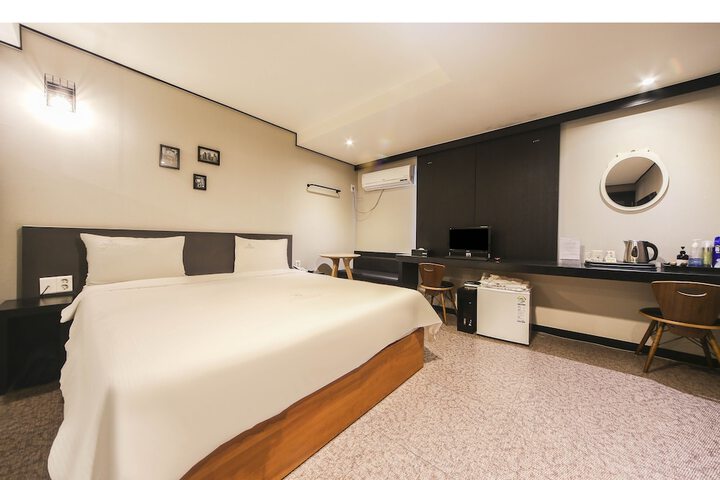 Room 11 of 42