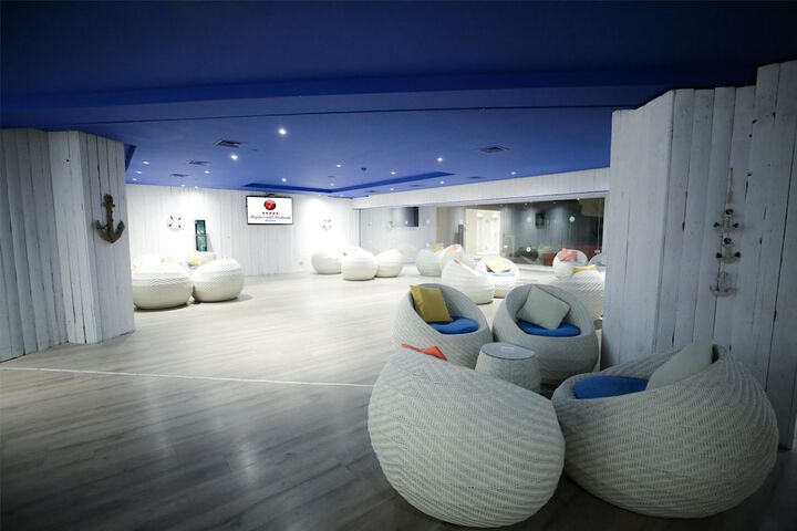 Lounge 71 of 90