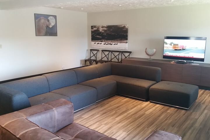 Lobby lounge