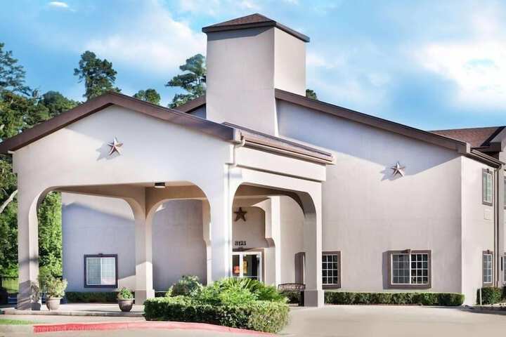 Exterior of Hotel Piney Woods