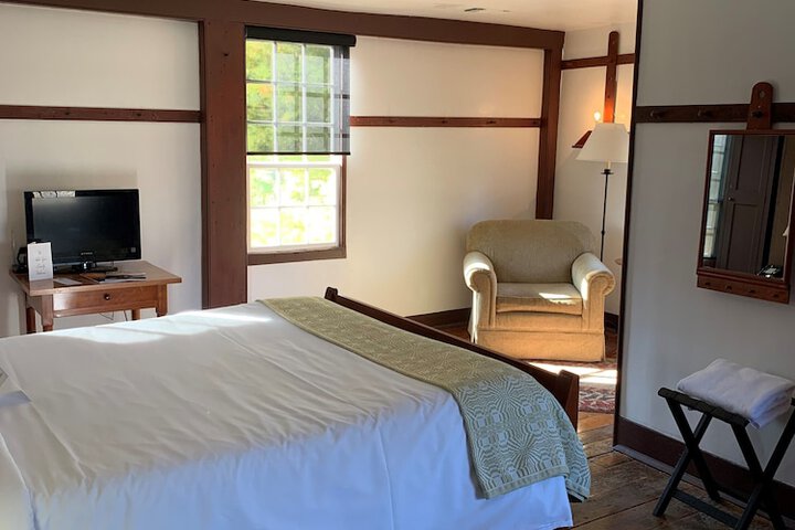 Deluxe Queen Bed (1 of 34)