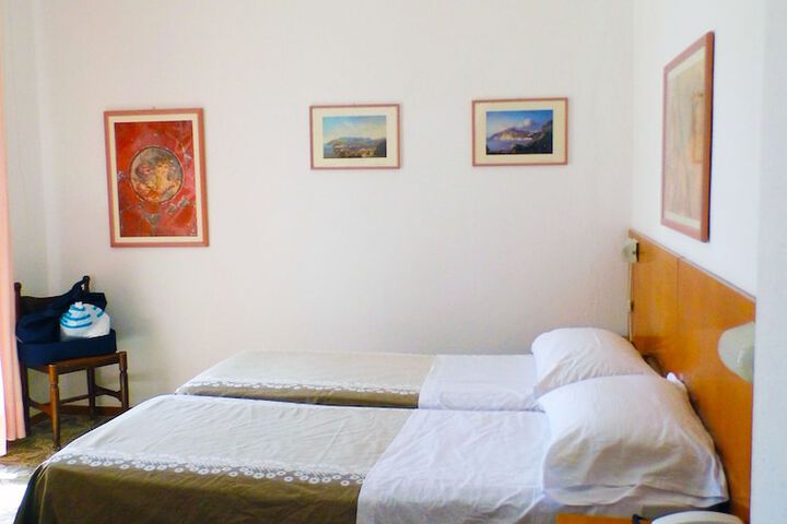 Room 4 of 33