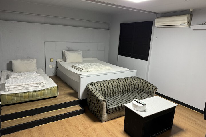 Room 6 of 19
