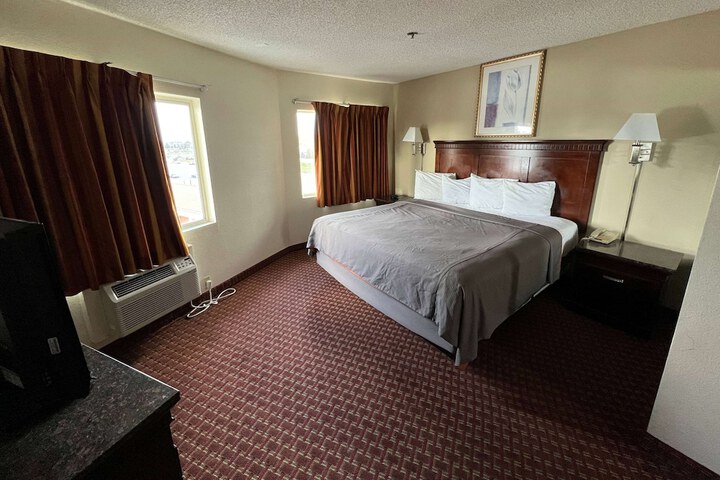 1 King Bed (11 of 18)