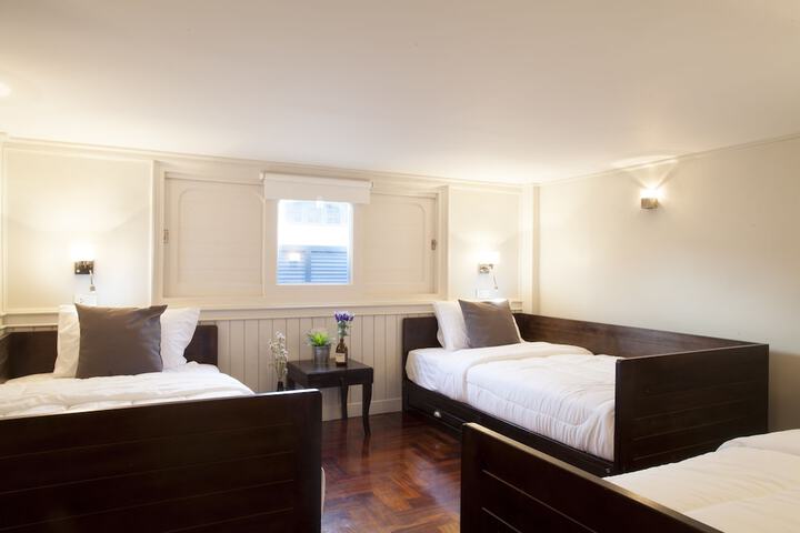 Room 4 of 32