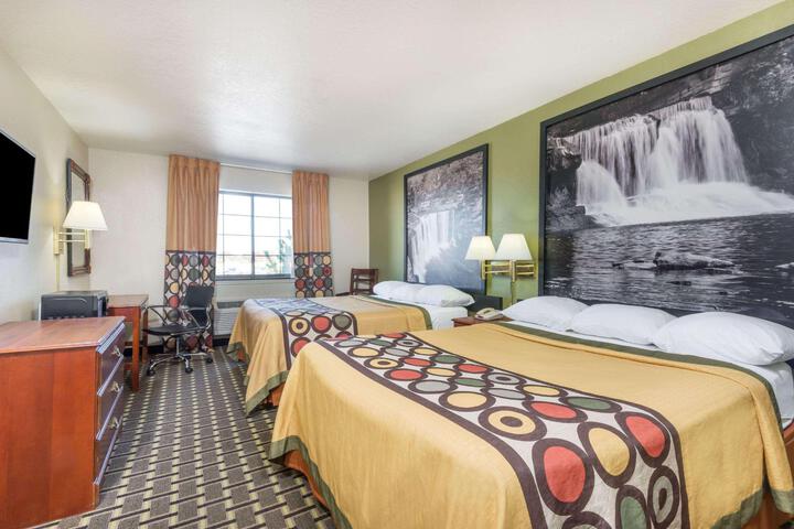 1 Queen Bed (3 of 18)