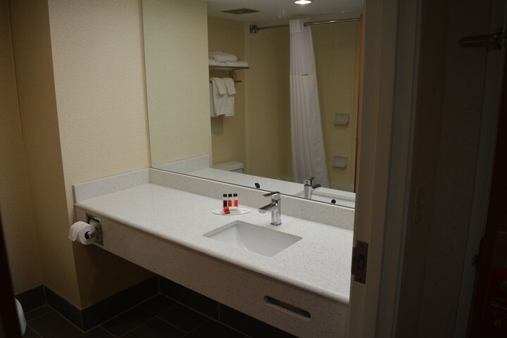 1 Queen Bed Mobility Accessible Studio Suite Bathtub with Grab Bars (9 of 28)