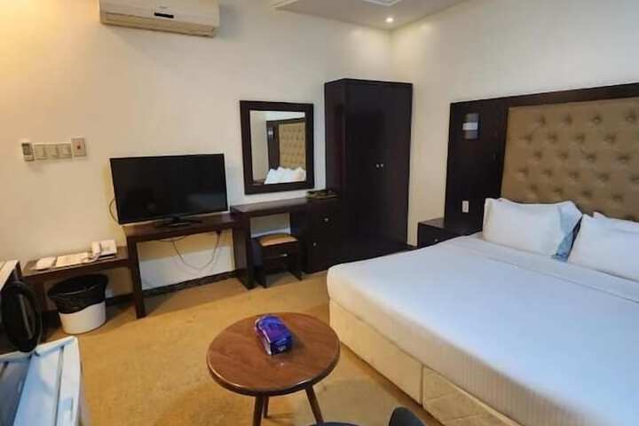 Room 7 of 11