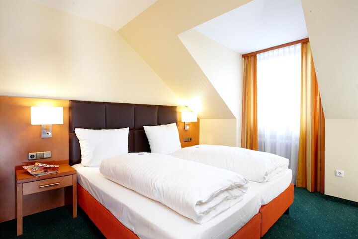 Room 6 of 33