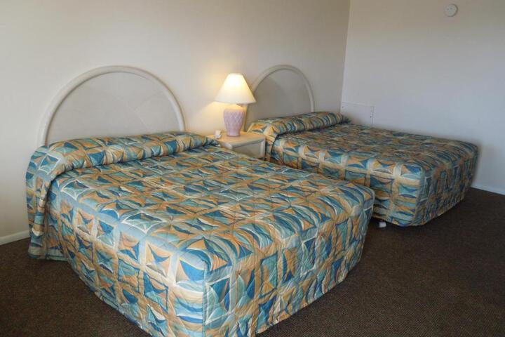 1 Queen Bed (1 of 2)