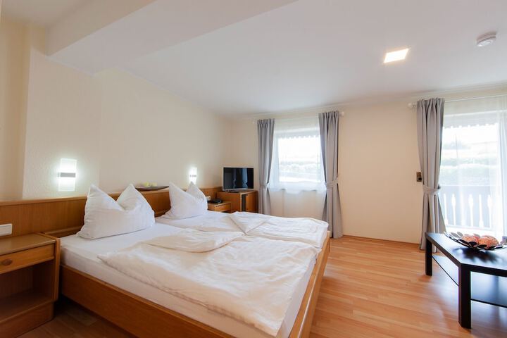 Room 16 of 120