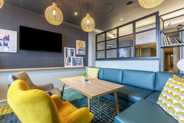 Lounge 76 of 128