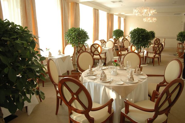 Dining 33 of 48