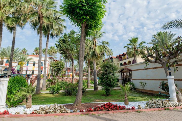 Hotel Exterior 11 of 16