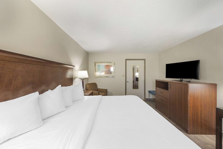 1 King Bed High Speed Internet Accessible Microwave and Refrigerator Couch Coffee Maker Iron Full Breakfast (7 of 10)