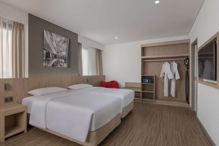 Room 12 of 76