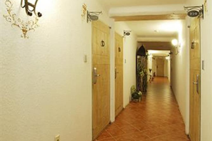 Ballroom/Hall 92 of 111