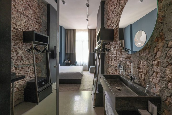 Room 34 of 59