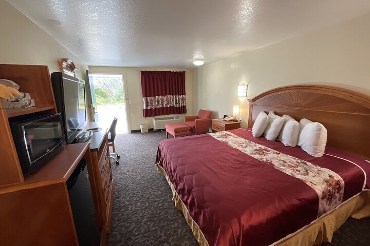 1 King Bed (5 of 17)