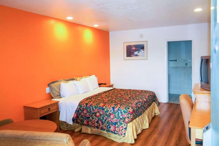1 King Bed (7 of 8)