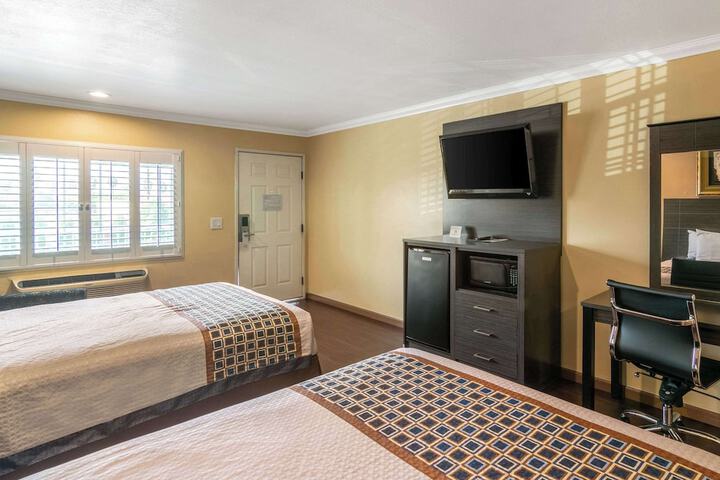 2 Queen Beds (8 of 9)