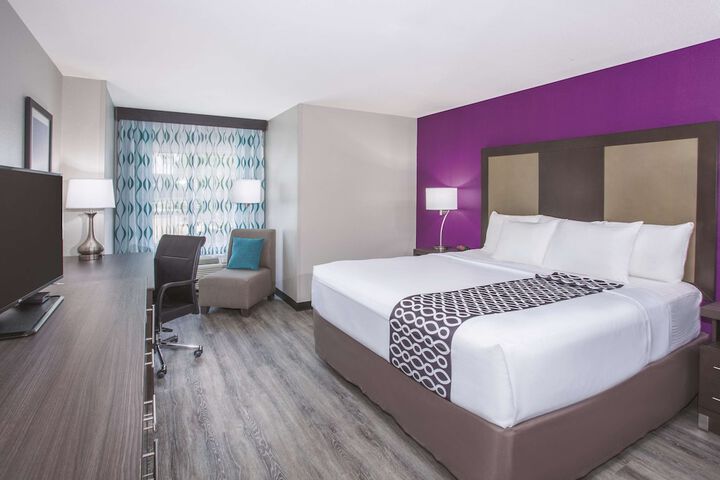 1 Queen Bed Mobility Accessible (2 of 8)