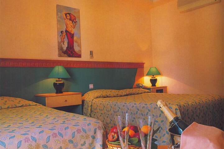 Room 3 of 10