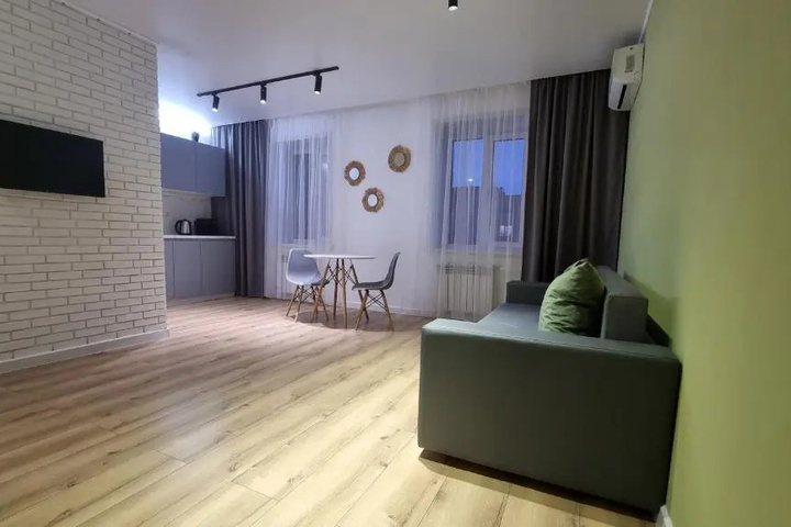 Room 2 of 10