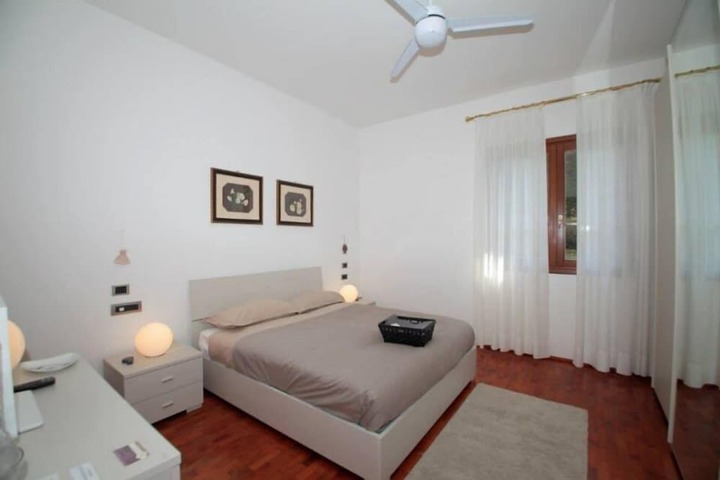 Room 12 of 32