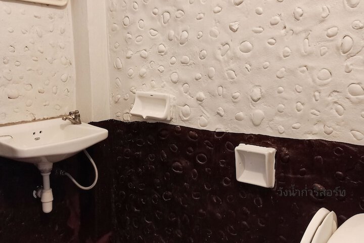 Room 6 of 28