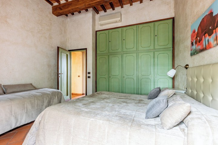 Room 2 of 100