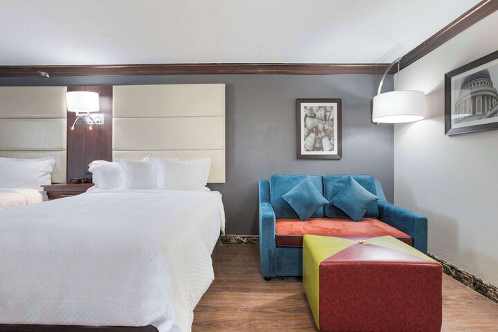 2 Queen Beds (17 of 25)